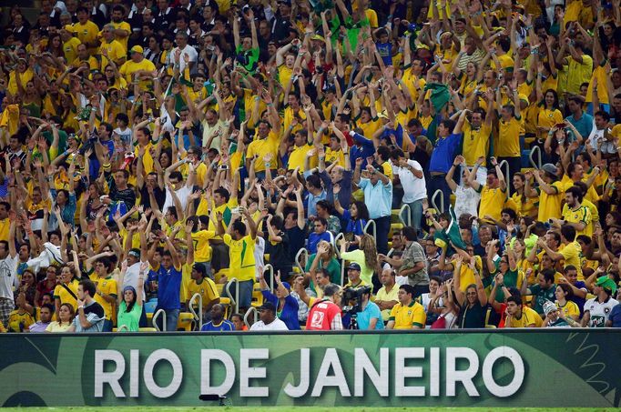 Fans of Brazil cheer during their Confederations Cup final soccer match against Spain at the Estadio Maracana in Rio de Janeiro June 30, 2013. REUTERS/Kai Pfaffenbach (BR