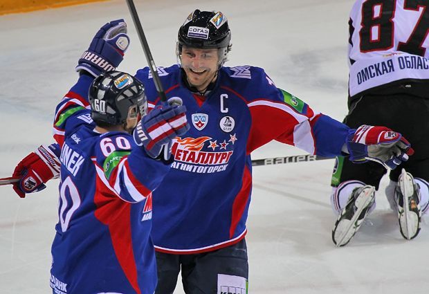 Ruský hokejista Sergej Fjodorov z Mettalurgu Magnitogorsk se raduje z gólu proti Omsku v KHL 2011/12.