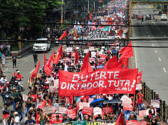 Tisíce Filipínců protestovaly proti brutální politice Rodriga Duterteho.