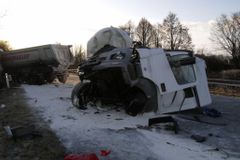 Na Mostecku havaroval kamion, unikal z něj acetylen