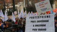 Odboráři přijeli s transparenty a vlajkami, například s nápisy Nevolnictví zaručeno nebo Nedali jste, neberte.