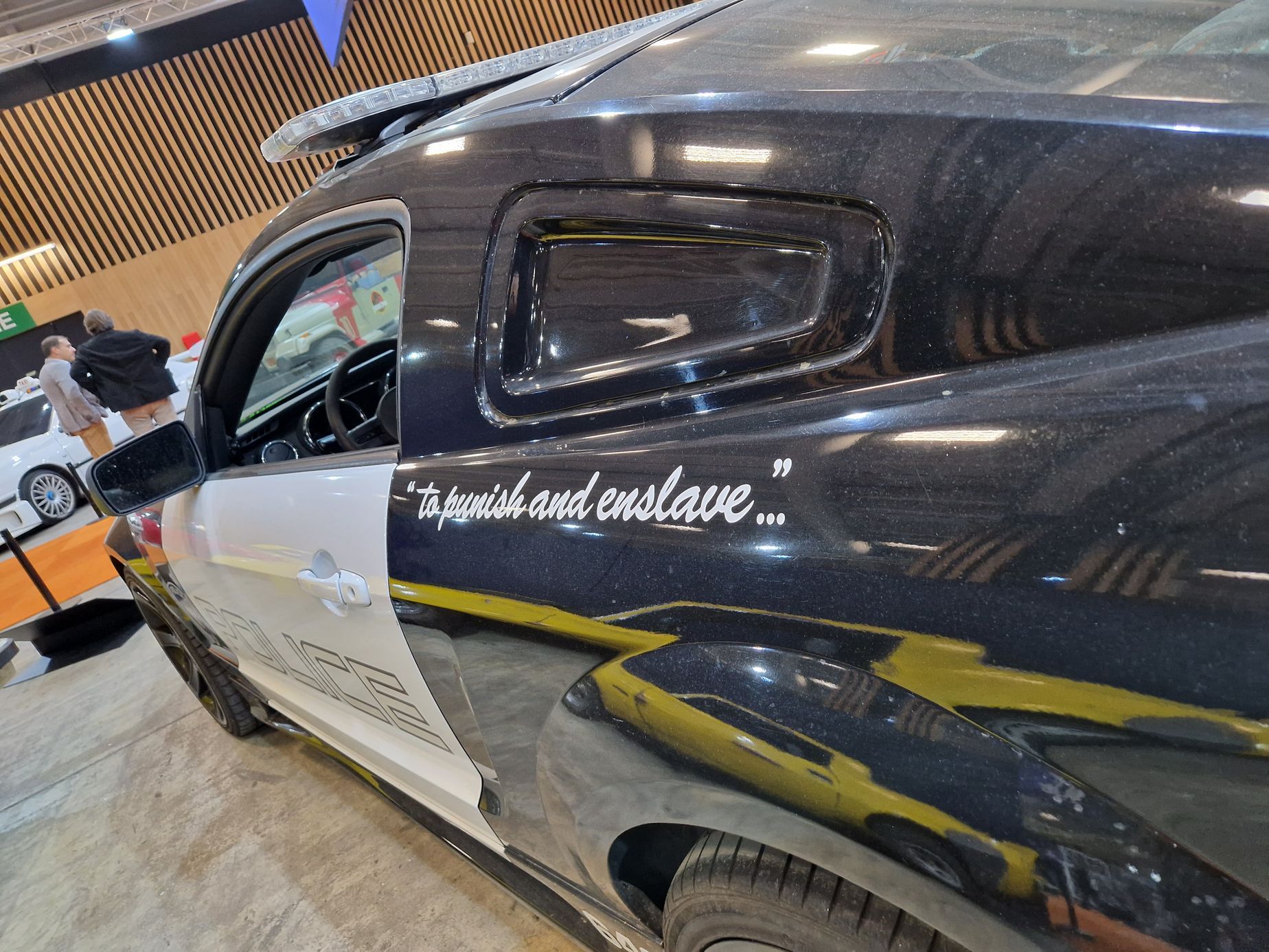 historická a filmová auta autosalon Paříž