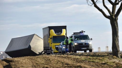 Silný vítr pravděpodobně způsobil v pondělí převrácení vleku u nákladního vozidla na silnici u Uherského Brodu na Uherskohradišťsku ve směru na Vlčnov.