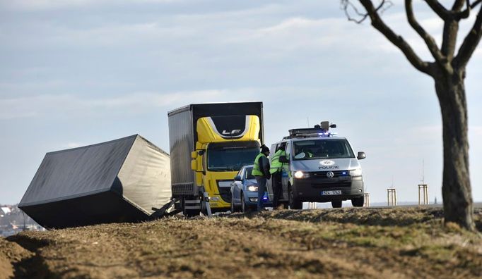 Silný vítr pravděpodobně způsobil v pondělí převrácení vleku u nákladního vozidla na silnici u Uherského Brodu na Uherskohradišťsku ve směru na Vlčnov.