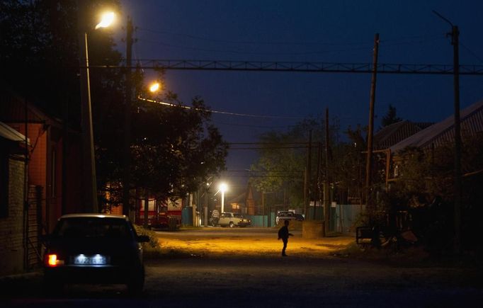 A boy walks along the street in Chiri-Yurt, the village where the Tsarnaev family has its roots, in Chechnya, Russia April 29, 2013. The naming of two Chechens, Dzhokhar and Tamerlan Tsarnaev, as suspects in the Boston Marathon bombings has put Chechnya - the former site of a bloody separatist insurgency - back on the world's front pages. Chechnya appears almost miraculously reborn. The streets have been rebuilt. Walls riddled with bullet holes are long gone. New high rise buildings soar into the sky. Spotless playgrounds are packed with children. A giant marble mosque glimmers in the night. Yet, scratch the surface and the miracle is less impressive than it seems. Behind closed doors, people speak of a warped and oppressive place, run by a Kremlin-imposed leader through fear. Picture taken April 29, 2013. REUTERS/Maxim Shemetov (RUSSIA - Tags: SOCIETY POLITICS RELIGION) ATTENTION EDITORS: PICTURE 39 OF 40 FOR PACKAGE 'INSIDE MODERN CHECHNYA'. SEARCH 'REBUILDING CHECHNYA' FOR ALL IMAGES Published: Kvě. 1, 2013, 8:29 dop.