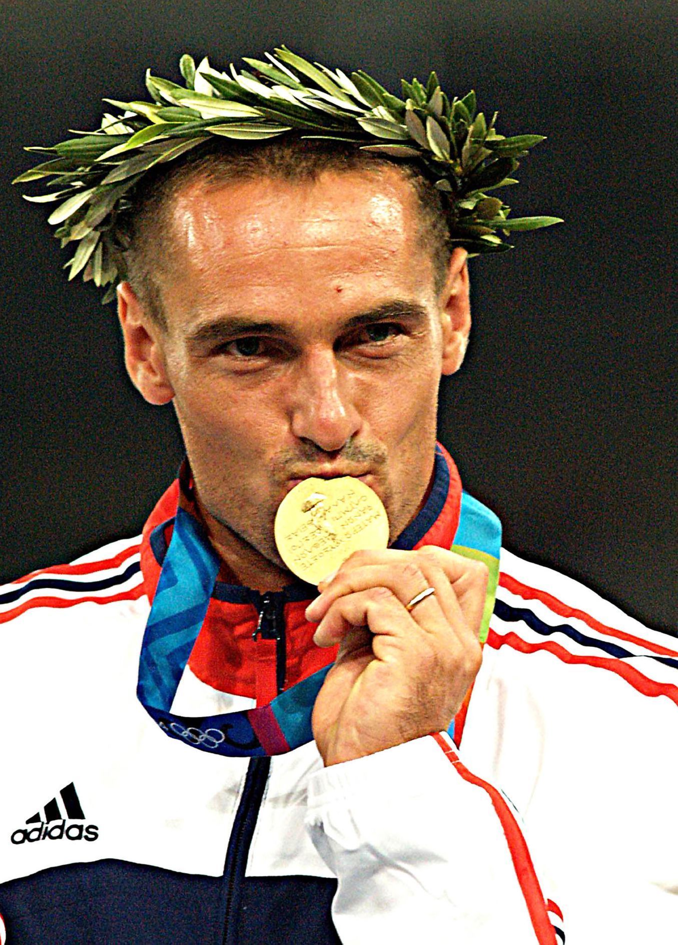 Český desetibojař Roman Šebrle slaví zlato na LOH 2004 v Athénách.