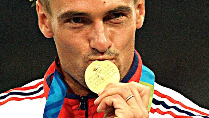 Podívejte se, jak Roman Šebrle získal olympijské zlato na Hrách v Aténách (2004).