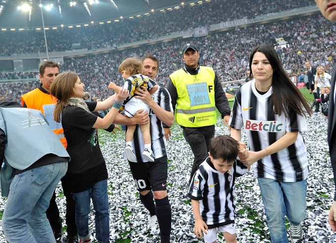 Alessando Del Piero slaví se svými dětmi a manželkou Soniou Amorusovou titul v Sérii A.