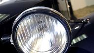 Tatra T57 - přední světlomet. Osvětlovací dynamo pohání klínový řemen.