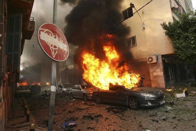 Burning cars and damages are seen at the site of an explosion in Ashafriyeh, central Beirut, October 19, 2012. A huge car bomb exploded in a street in central Beirut during rush hour on Friday, killing at least two people and wounding 46, witnesses and security sources said. REUTERS/Hasan Shaaban (LEBANON -Tags: - Tags: CIVIL UNREST) Published: Říj. 19, 2012, 1:23 odp.