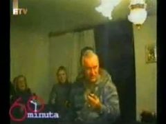 Záběry bosenské státní televize ukazují Mladiće během rodinné oslavy.
