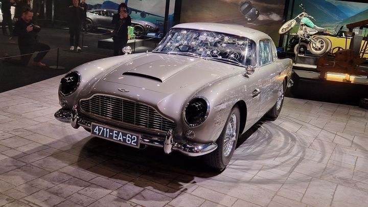 Bondův řidičák i Aston Martin jsou ode dneška v Praze. Začala výstava aut agenta 007