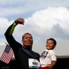 Sprinter Ryan Bailey slaví třetí místo po závodu na 100 metrů během americké kvalifikace v Eugene 2012 společně se synem Tyreem