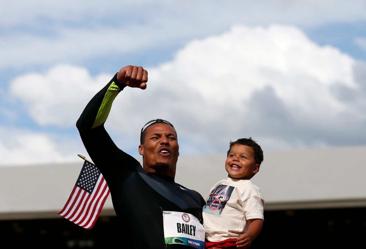 Sprinter Ryan Bailey slaví třetí místo po závodu na 100 metrů během americké kvalifikace v Eugene 2012 společně se synem Tyreem