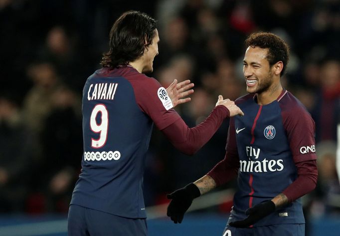 Edinson Cavani a Neymar slaví gól PSG proti Nantes.