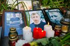Květiny, svíčky a fotografie na místě, kde našla policie oběšeného Vitalije Šyšova.