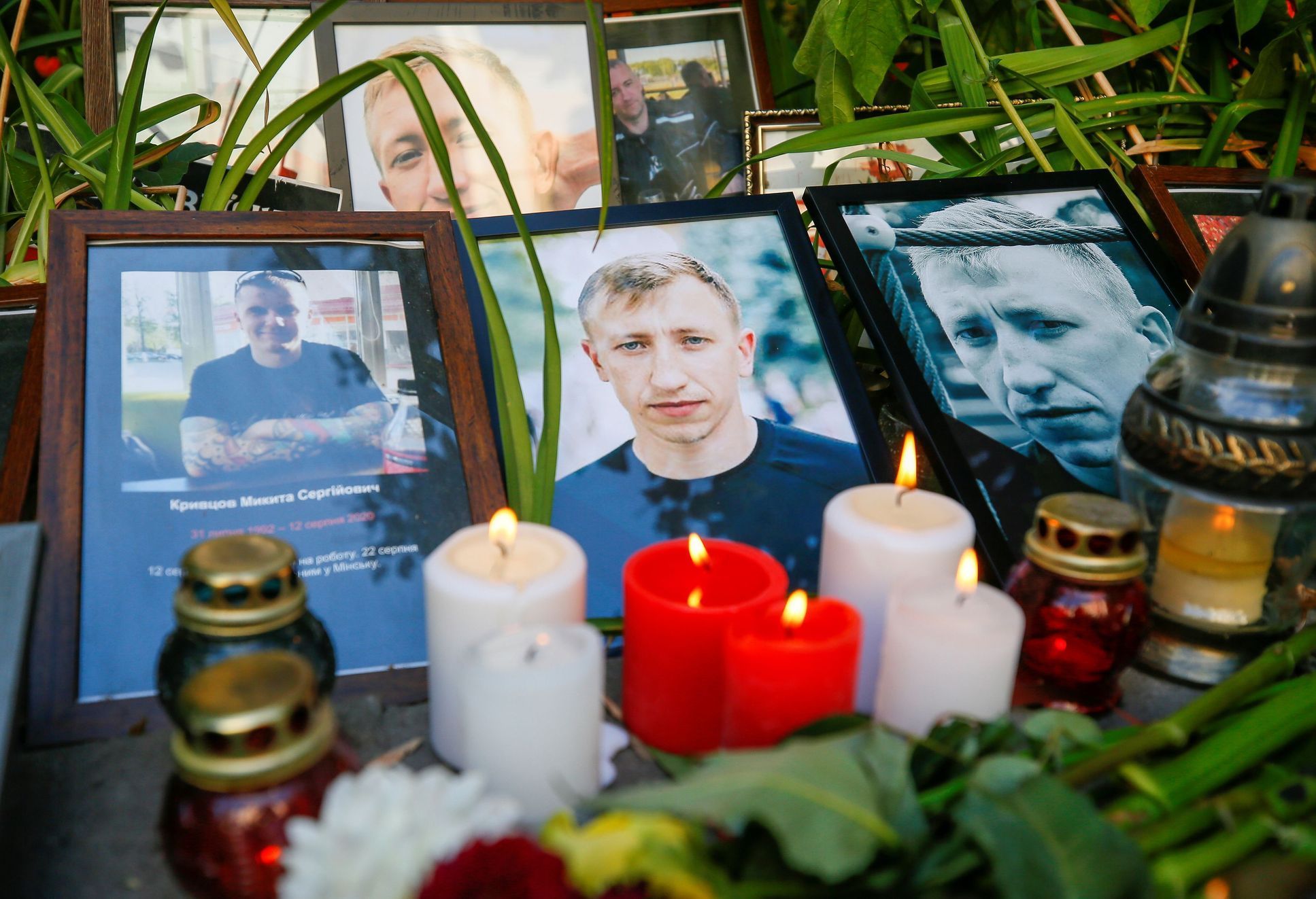 Květiny, svíčky a fotografie na místě, kde našla policie oběšeného Vitalije Šyšova.