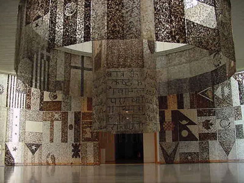 Číňan dělá vlajky z lidských vlasů