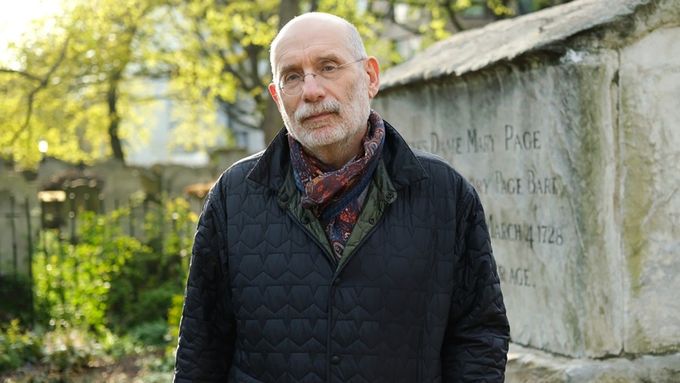 Boris Akunin po anexi Krymu žije od roku 2014 střídavě v Londýně, Francii a Španělsku.