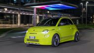 Italský Abarth přichází do doby elektrické, a protože se od začátku zaměřoval na úpravy Fiatu 500, byla jen otázka času, kdy si vezme do parády elektrickou 500e. Design je klasicky odlišený jinými nárazníky nebo koly, podobně jako běžné 500e chybí i Abarthu typická maska s nasávacími otvory. Elektromobil je nepotřebuje. Pod karoserií je 42kWh baterie a 114kW elektromotor. Abarth tvrdí, že z 0 na 100 km/h zrychluje hatchback za sedm vteřin, pružnost ve městě by ale měla být lepší než u benzinového modelu 695.