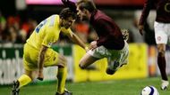 Alexander Hleb z Arsenalu je faulovaný hráčem Villarrealu Rodolfem Arruabarrenou.