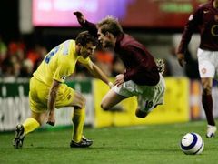 Alexander Hleb z Arsenalu je faulovaný hráčem Villarrealu Rodolfem Arruabarrenou.