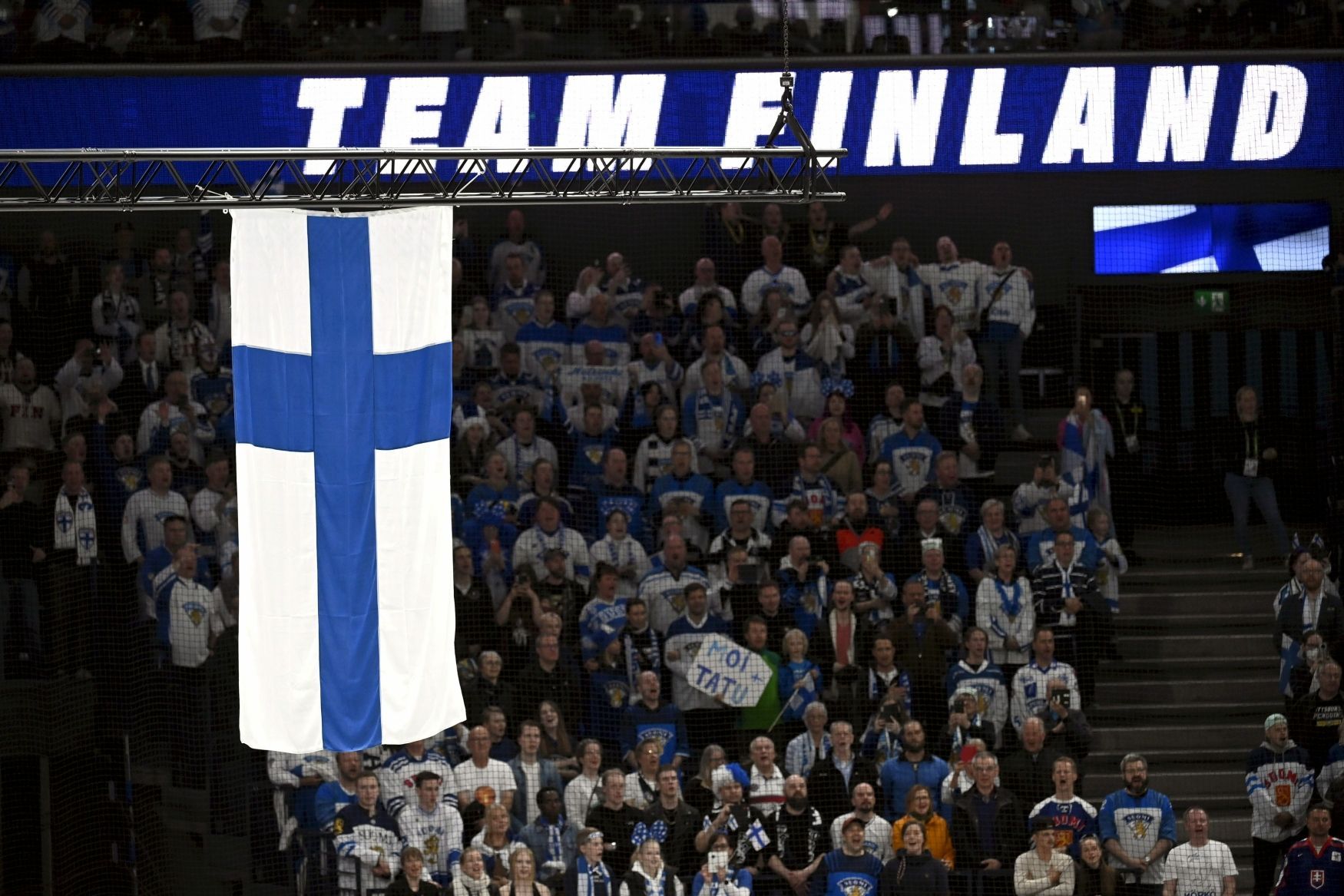 Finští fanoušci slaví postup ve čtvrtfinále MS 2022 Slovensko - Finsko