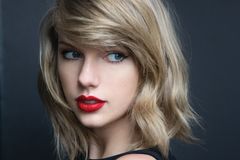 Zpěvačka Taylor Swiftová vyhrála spor s dýdžejem, který ji osahával pod sukní