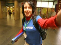 Dobrovolníci shánějí před pražskýni stanicemi metra potencionální sponzory Greenpeace