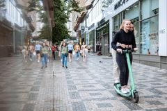 Konec sdílených elektrokoloběžek v Praze. Město poslechlo kritiky