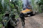 Obrazem: Oheň a vrtulníky jako z akčního filmu. V Amazonii zlikvidovali nelegální důl