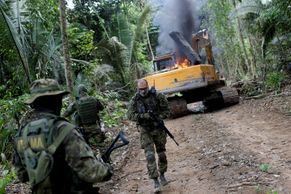 Obrazem: Oheň a vrtulníky jako z akčního filmu. V Amazonii zlikvidovali nelegální důl