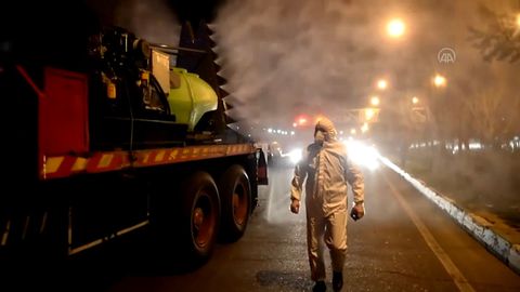 "Ten zápach je noční můra." Hektolitry dezinfekce v ulicích Teheránu, je město duchů