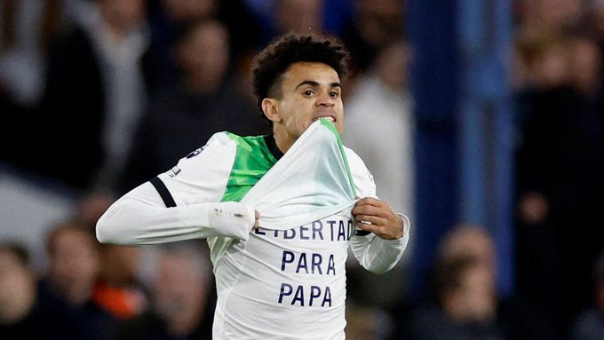 Útočník Liverpoolu Luis Díaz ukazuje po gólu do sítě Lutonu tričko s nápisem Libertad por Papa, tedy Svobodu pro tátu