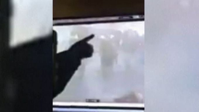 Agentura AP zveřejnila video, na kterém má bezpečnostní kamera zachytit výbuch pod autobusovým terminálem Port Authority na newyorském Manhattanu.