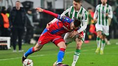 Lukáš Kalvach a Kristoffer Zachariassen v zápase EL Ferencváros - Plzeň