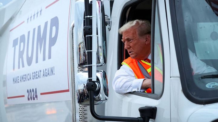 Trump se projel popelářským vozem. Jak se vám líbí, to je k poctě Kamaly, hlásal