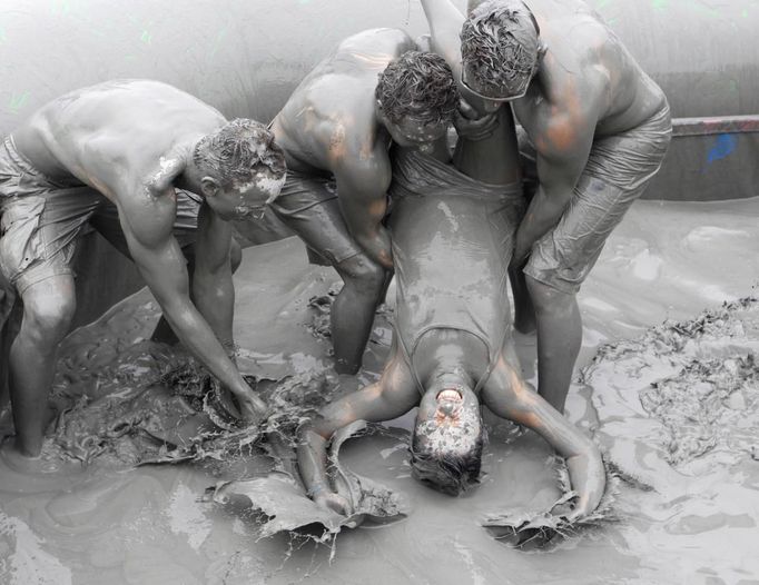 People play in the mud during the Boryeong Mud Festival at Daecheon beach in Boryeong, about 190 km (118 miles) southwest of Seoul, July 15, 2012. About 2 to 3 million domestic and international tourists visit the beach during the annual mud festival, according to the festival organisers. REUTERS/Lee Jae-Won (SOUTH KOREA - Tags: SOCIETY TRAVEL) Published: Čec. 15, 2012, 6:58 dop.