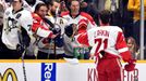 Dylan Larkin se zdraví s Jágrem a spol.