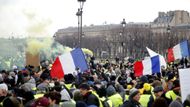 V Paříži a dalších francouzských městech se už desátou sobotu za sebou demonstrovalo. Podle policie se do protestu žlutých vest zapojilo v celé zemi přes 80 000 lidí, v Paříži 7000. V metropoli došlo ke střetům, zatím je 20 zadržených.