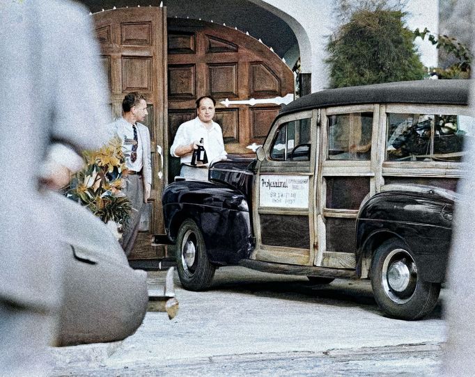 Ralph Capone, bratr těžce nemocného gangstera Al Caponeho, přináší novinářům pivo u Caponeho domu na Miami Beach, 25. ledna 1947. Kolorovaný snímek