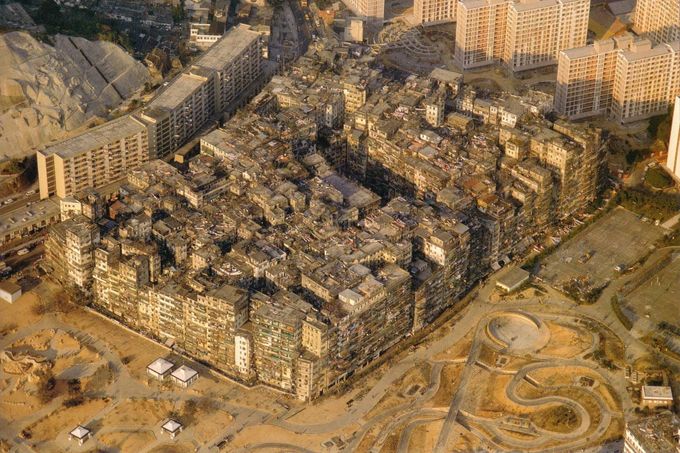 Letecký snímek Kowloon Walled City pořízený v roce 1989.