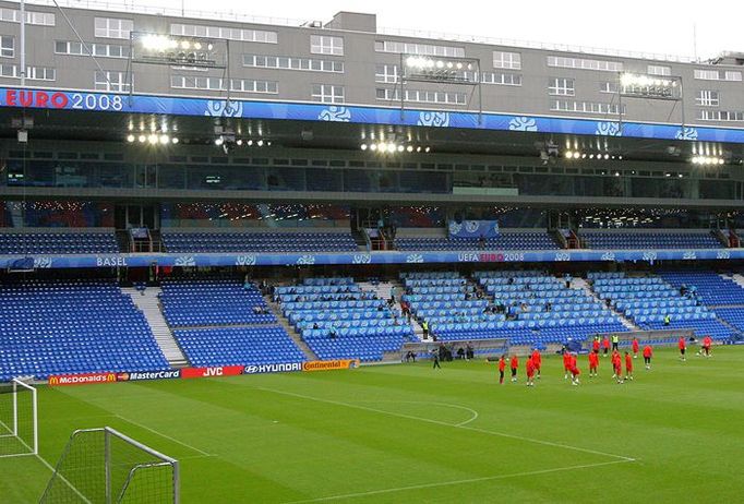 Basilejský stadion bude zahajovat utkáním Česko-Švýcarsko mistrovství Evropy ve fotbale 2008.