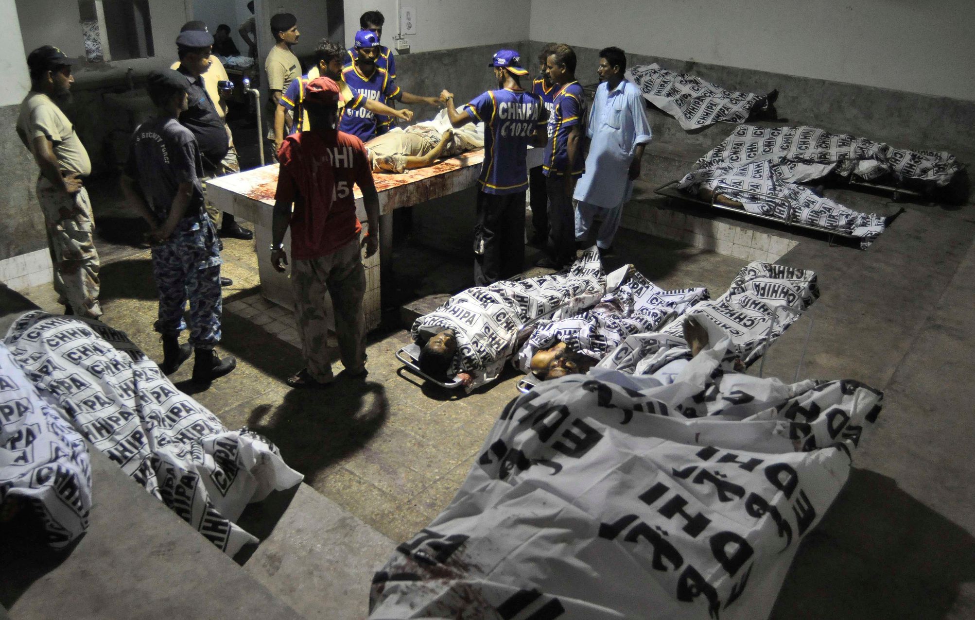 Těla obětí na letišti v Karáčí.