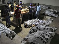 Těla obětí na letišti v Karáčí.
