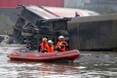 Rychlovlak TGV jel při zkušební jízdě příliš rychle a spadl do řeky, nejméně 10 lidí zahynulo