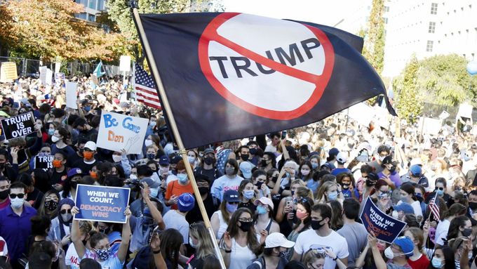 Obrazem z amerických ulic: Oslavy Bidenova vítězství i zklamání Trumpova tábora