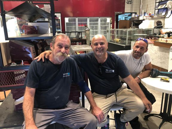 Uri a jeho kamarádi pracují na obnově pekařství. Zatím ale není pro koho péci a prodávat, skoro všichni obyvatelé Sderotu odešli.