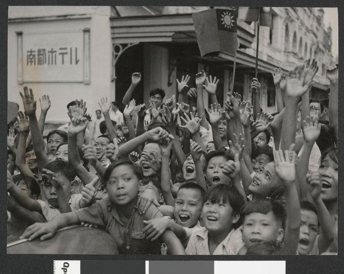 Děti vítají britské okupační síly v Singapuru, 1945.