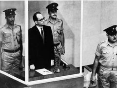 Adolf Eichmann u soudu.